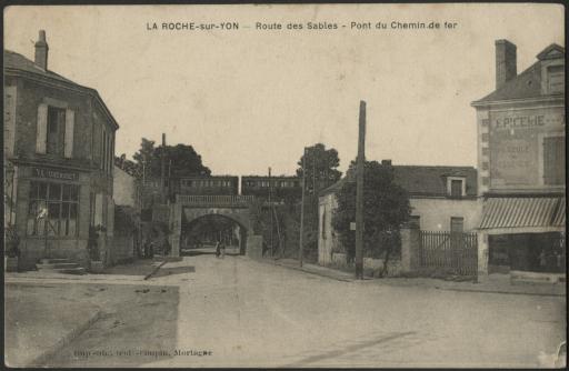 Le pont du chemin de fer, sur la route des Sables (actuel pont Morineau) / N.D. phot. (vue 4).